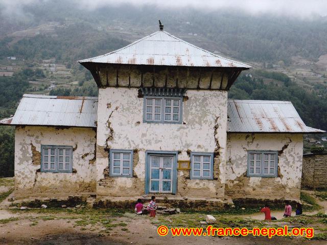 L'orphelinat de SALLERI a subit 2 tremblements de terre en 2015. Le 25 avril, magnitude 7,9 sur l'échelle de RICHTER, le 12 mai, une réplique de magnitude 7