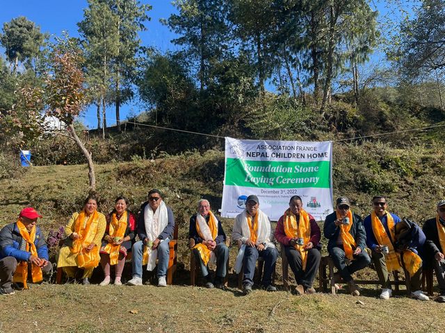 Cérémonie avec les locaux pour la pose de la première pierre