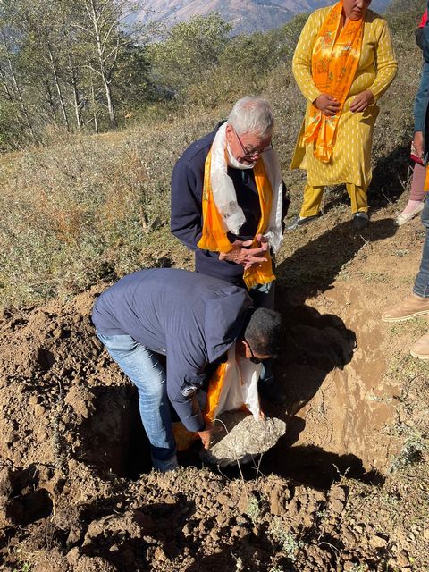 Pose de la première pierre du futur orphelinat de Salleri au Népal