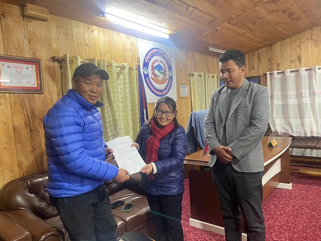 Signature de l'autorisation de construction avec le maire de Salleri au Népal photo 2