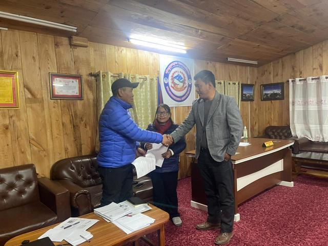 Signature de l'autorisation de construction avec le maire de Salleri au Népal